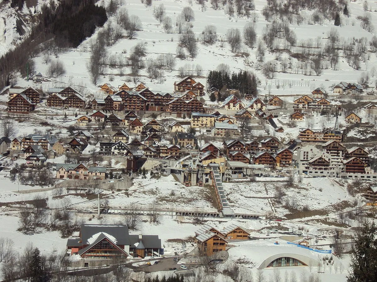 Ansicht von Vaujany, Frankreich. Keine Abbildung eines bestimmten Verleihgeschäfts.