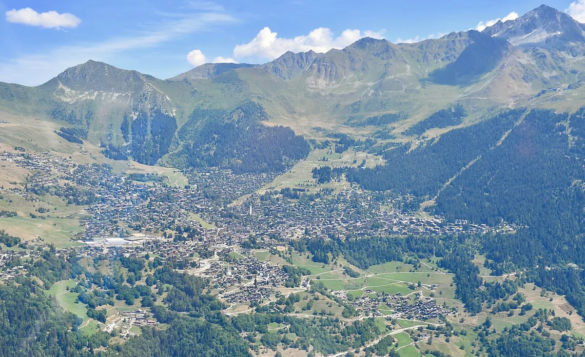 Ansicht von Verbier, Schweiz. Keine Abbildung eines bestimmten Verleihgeschäfts.