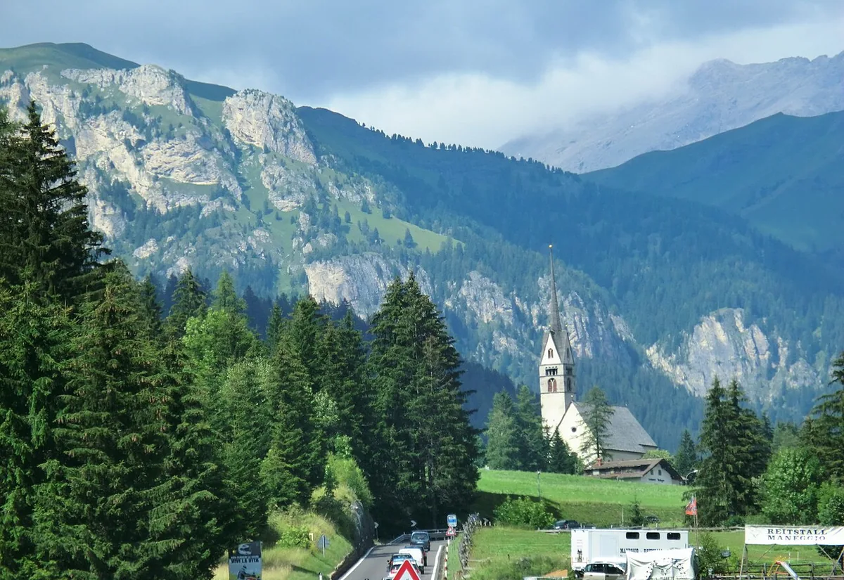 Ansicht von Vigo di Fassa, Italien. Allgemeine Darstellung des Orts oder Gebiets; kein Nachweis für die Lage eines einzelnen Katalogsektors oder Verleihgeschäfts.