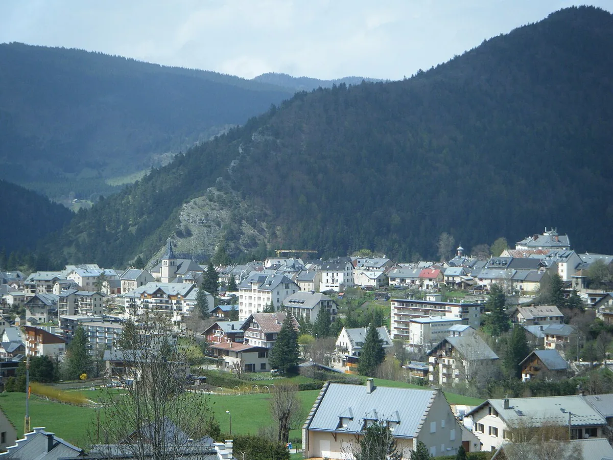 Ansicht von Villard de Lans, Frankreich. Keine Abbildung eines bestimmten Verleihgeschäfts.