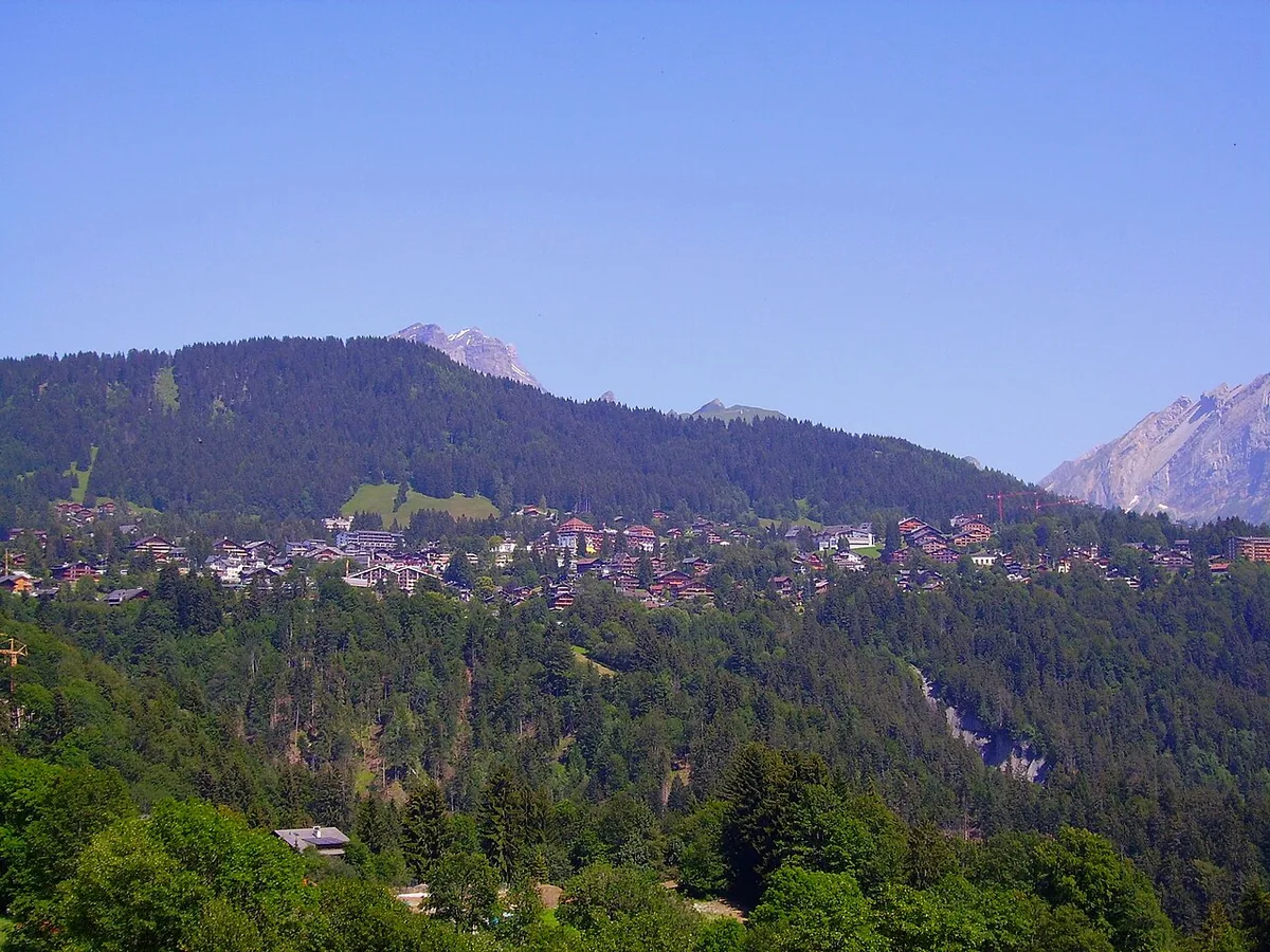 Ansicht von Villars-sur-Ollon, Schweiz. Keine Abbildung eines bestimmten Verleihgeschäfts.