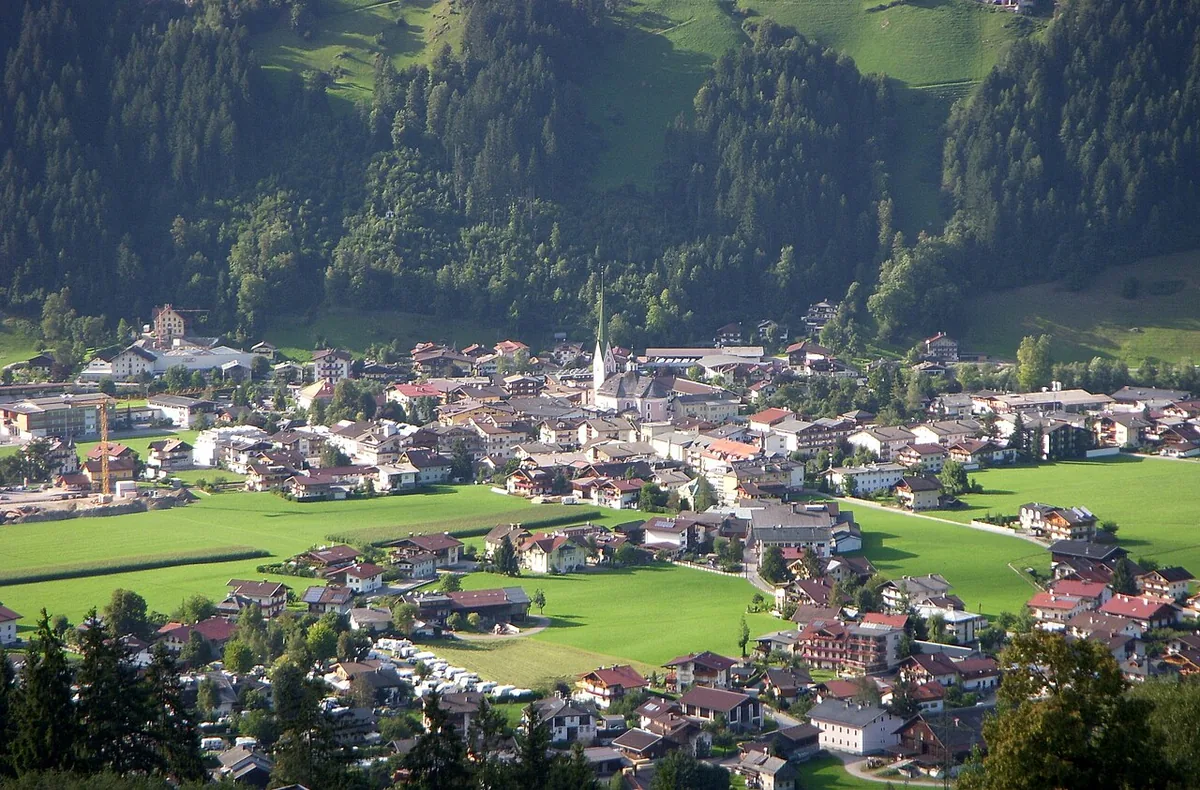 Ansicht von Zell am Ziller, Österreich. Keine Abbildung eines bestimmten Verleihgeschäfts.